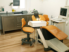 Zahnarztpraxis im Jägerhäusle Elzach - Ansicht Behandlungszimmer 1